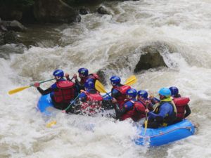 Rafting dans le fleuve de l'aude - gros débit