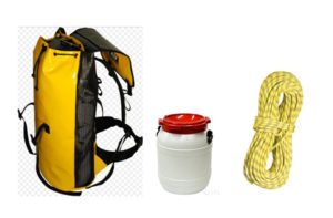 Matériel collectif de canyoning : sac, corde, bidon étanche