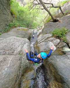 Enfant dans le canyon en eau chaude