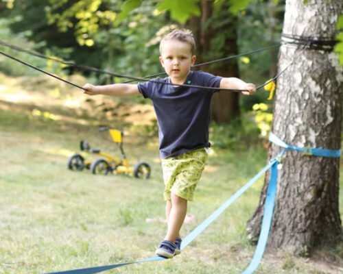 Enfant sur une slackline
