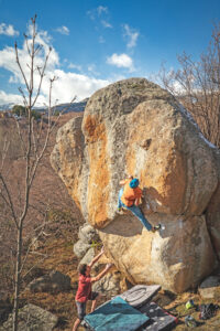 Grimpe sur un bloc à Targasonne