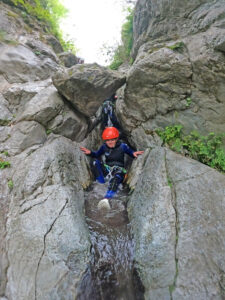 Passage sous rocher au canyon de Thuès